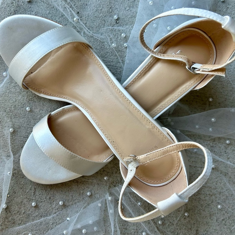 Kate Whitcomb Leah Ivory Satin dress shoes in box, size 9. Heels 2 1/2”.
